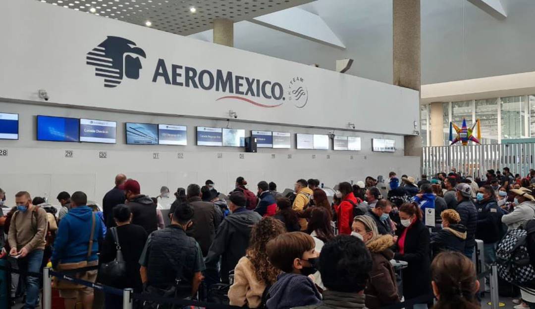 Aglomeración de viajeros en el Aeropuerto Internacional de Ciudad de México por la cancelación y retraso de sus vuelos. Foto: Twitter Aglomeración de viajeros en el Aeropuerto Internacional de Ciudad de México por la cancelación y retraso de sus vuelos. Foto: Twitter