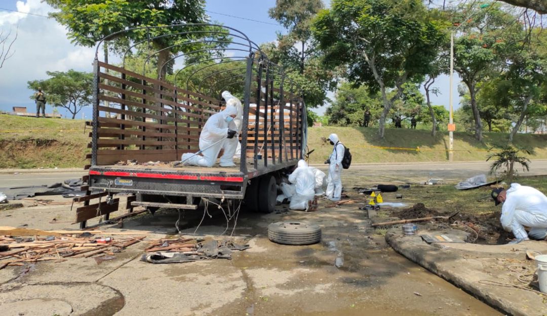 Técnicos antiexplosivos de la DIJIN verificando qué tipo de artefacto fue detonado en Cali. Técnicos antiexplosivos de la DIJIN verificando qué tipo de artefacto fue detonado en Cali.