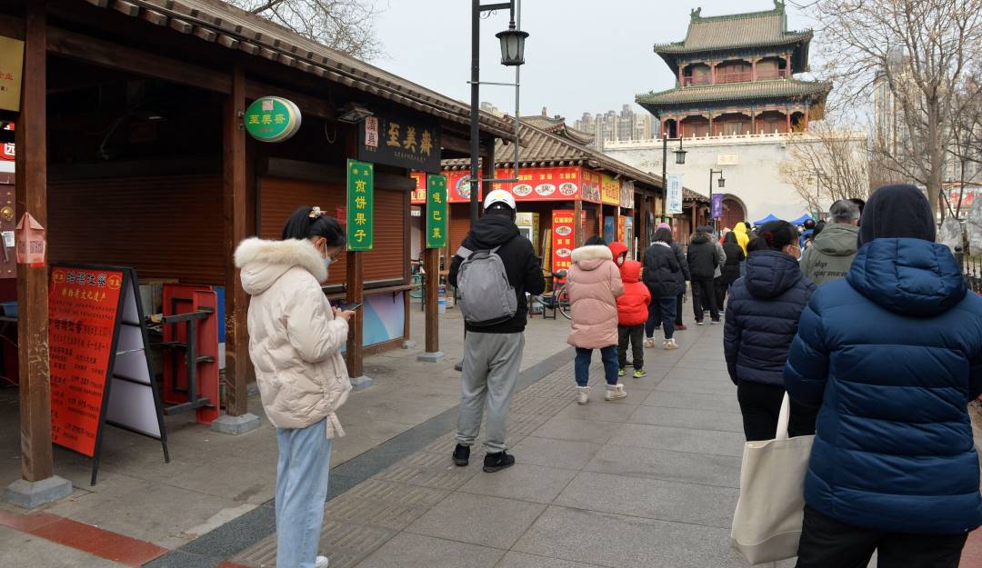 Toma de pruebas contra el coronavirus en Tianjin, noreste de China. Foto: Getty Toma de pruebas contra el coronavirus en Tianjin, noreste de China. Foto: Getty