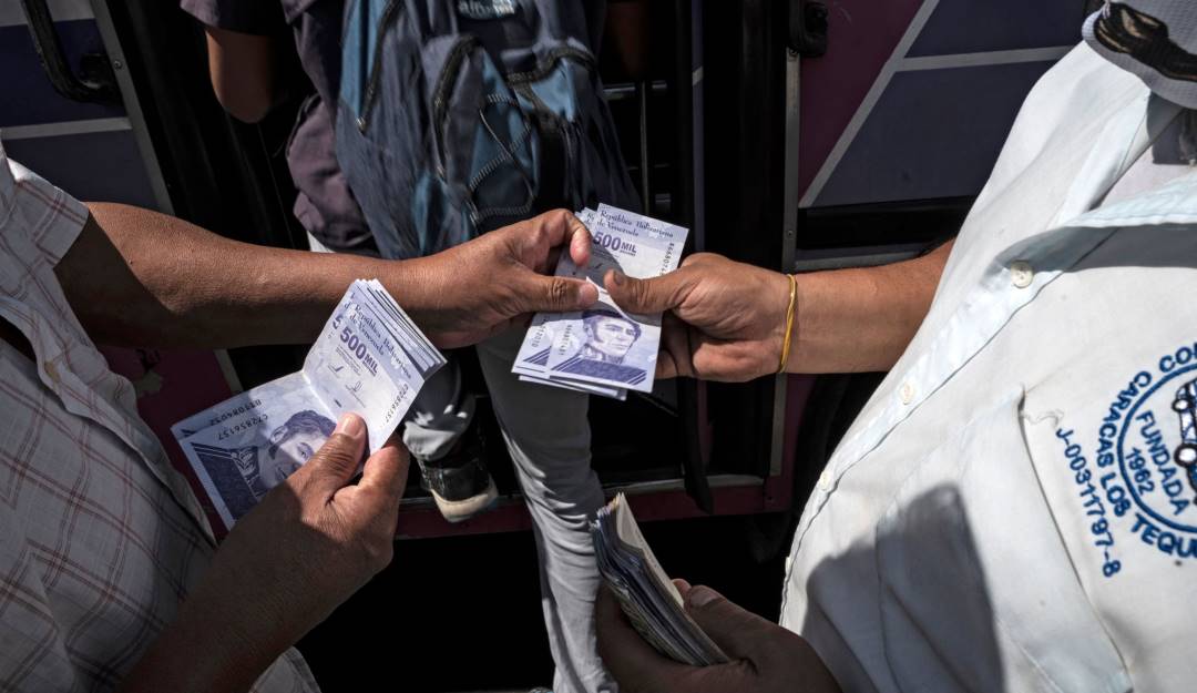 Intercambio de bolivares en Venezuela. Foto: Getty Intercambio de bolivares en Venezuela. Foto: Getty