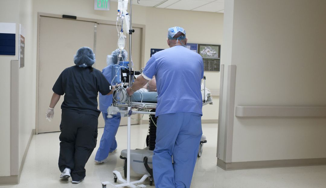 EE.UU. bate nuevo récord de contagios y hospitalizaciones por COVID-19 EE.UU. bate nuevo récord de contagios y hospitalizaciones por COVID-19