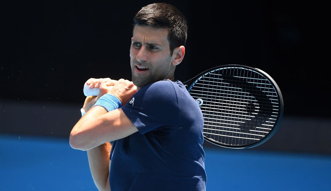 Novak Djokovic, tenista número uno del mundo, se entrena en Australia esperando una decisión final sobre su permanencia en el país. Novak Djokovic, tenista número uno del mundo, se entrena en Australia esperando una decisión final sobre su permanencia en el país.
