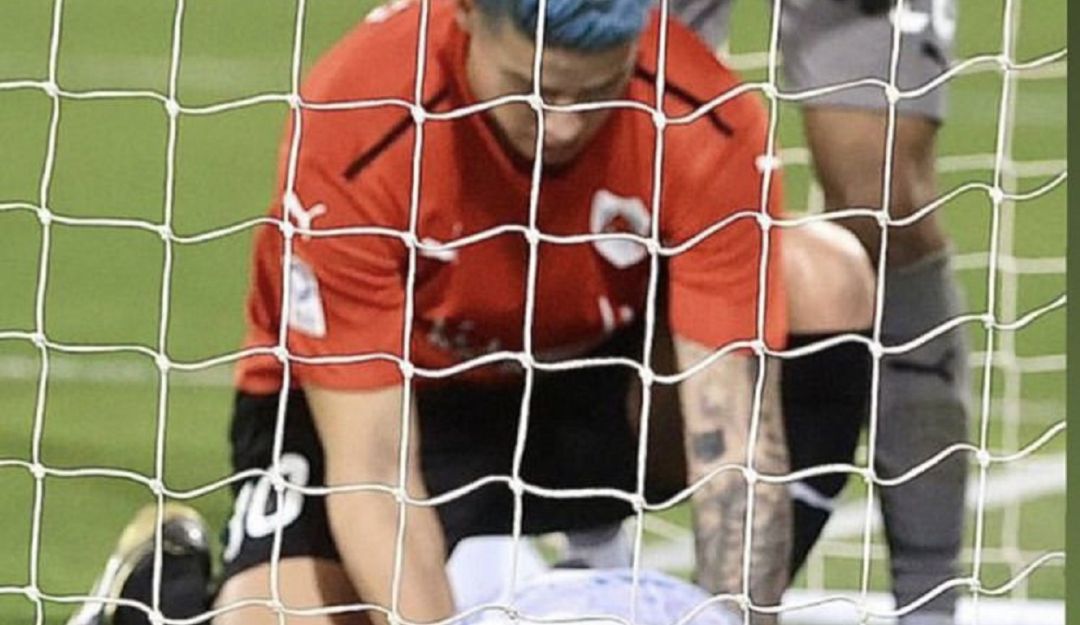 James Rodríguez asiste a su rival luego de que este se colapsara al sufrir un paro cardiaco. James Rodríguez asiste a su rival luego de que este se colapsara al sufrir un paro cardiaco.