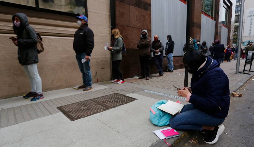 Fila de desempleados durante la pandemia en Chile. Foto: Getty Fila de desempleados durante la pandemia en Chile. Foto: Getty