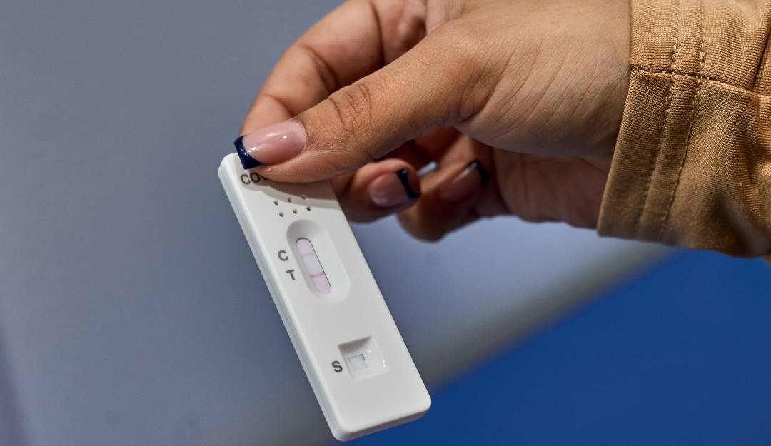 Prueba contra el coronavirus con resultado positivo. Foto: Getty Prueba contra el coronavirus con resultado positivo. Foto: Getty
