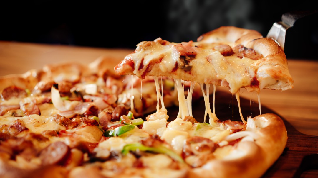 El truco viral para cortar pizza que arrasa en redes