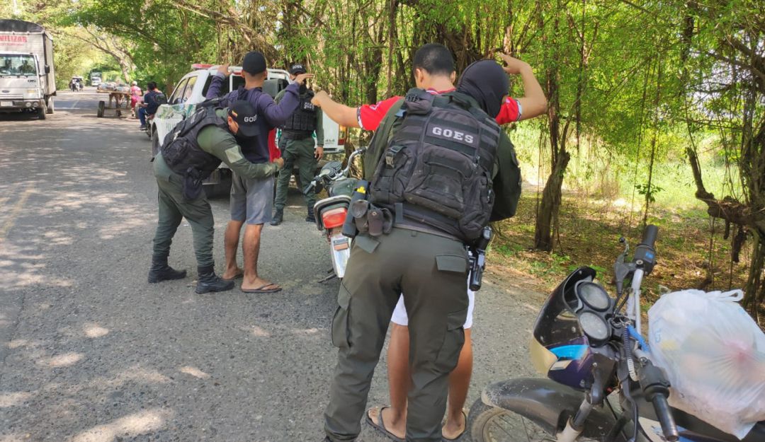En los recorridos los uniformados de esta especialidad de la Policía realizan consulta de antecedentes y requisas a personas y vehículos En los recorridos los uniformados de esta especialidad de la Policía realizan consulta de antecedentes y requisas a personas y vehículos