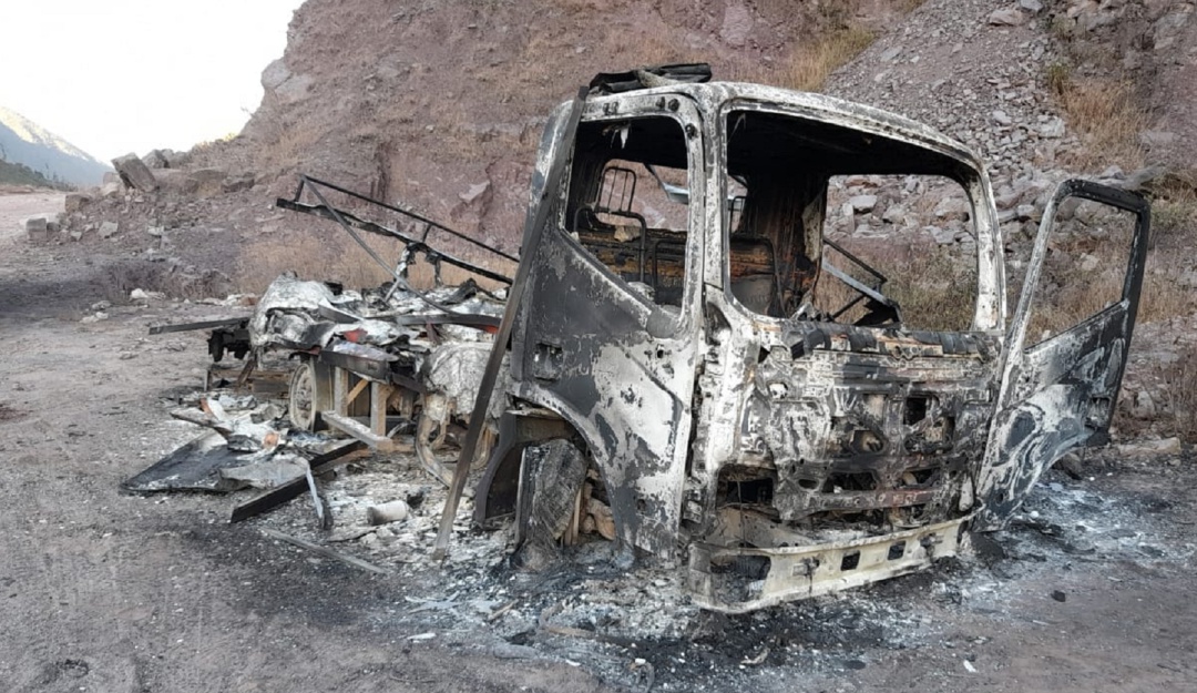 Vehículo incinerado por sujetos armado Vehículo incinerado por sujetos armado
