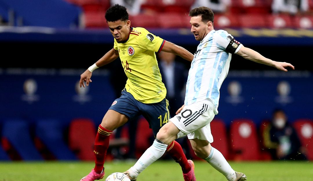 Lionel Messi disputa un balón con Luis Díaz, durante el enfrentamiento de Colombia y Argentina en la Copa América. Lionel Messi disputa un balón con Luis Díaz, durante el enfrentamiento de Colombia y Argentina en la Copa América.