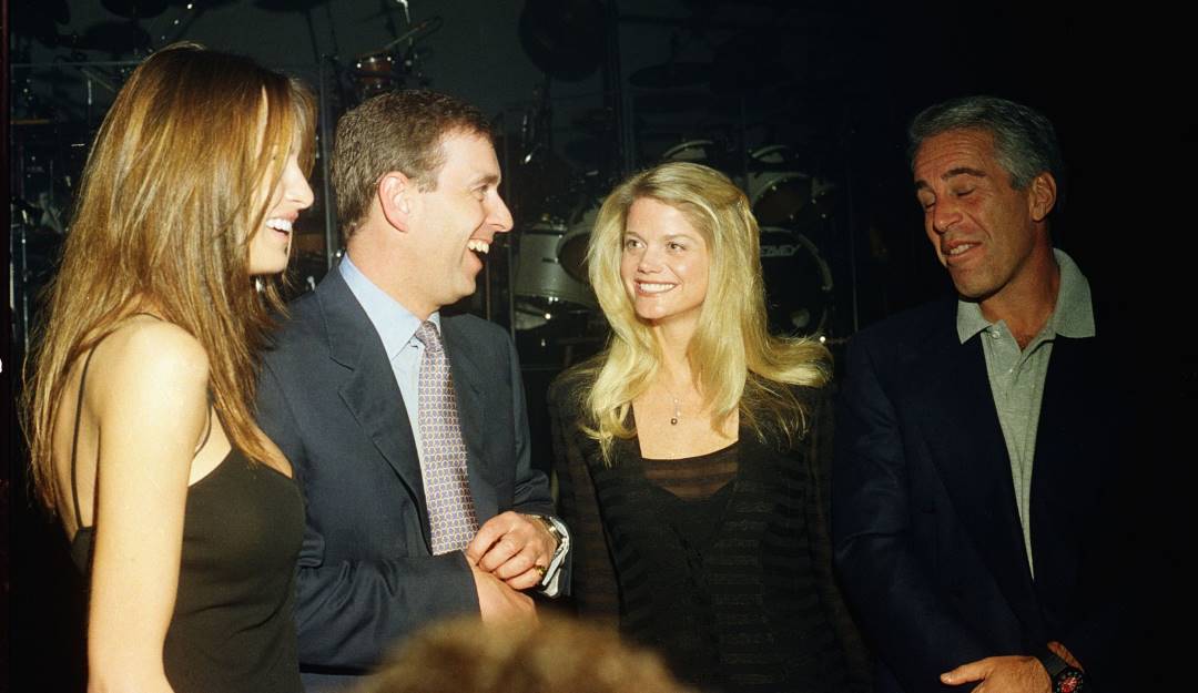 Melania Trump, el príncipe Andrés, Gwendolyn Beck y Jeffrey Epstein en una fiesta en Mar-a-Lago en el año 2000. Foto: Getty Melania Trump, el príncipe Andrés, Gwendolyn Beck y Jeffrey Epstein en una fiesta en Mar-a-Lago en el año 2000. Foto: Getty