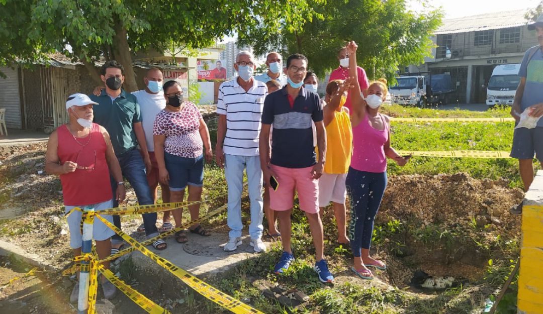 Los residentes de la urbanización temen que allí se prolifere el mosquito transmisor del dengue. Los residentes de la urbanización temen que allí se prolifere el mosquito transmisor del dengue.