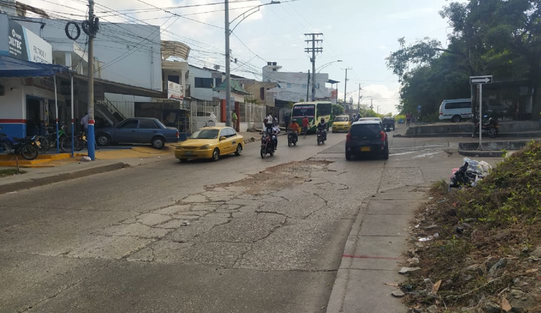 La carrera 15 de este sector que conecta con el barrio El Socorro tiene un cráter que dificulta la movilidad vehicular. La carrera 15 de este sector que conecta con el barrio El Socorro tiene un cráter que dificulta la movilidad vehicular.