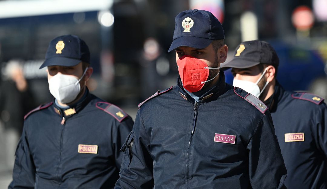 Policías de Italia utilizando tapabocas de colores Policías de Italia utilizando tapabocas de colores