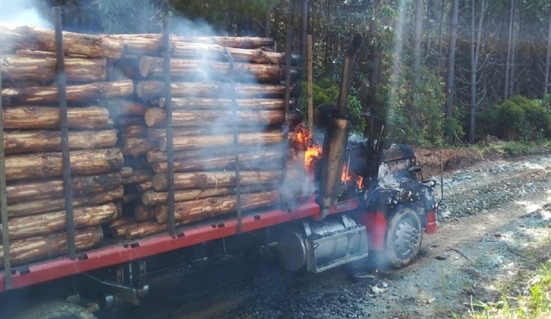 El vehículo que conducía la víctima, identificada como Cristian Felipe Idrobo, fue incinerado.
El vehículo que conducía la víctima, identificada como Cristian Felipe Idrobo, fue incinerado.