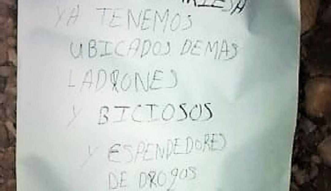 “Ya tenemos ubicados a los demás ladrones, viciosos y expendedores de droga. Vamos por todos. Farc EP” “Ya tenemos ubicados a los demás ladrones, viciosos y expendedores de droga. Vamos por todos. Farc EP”