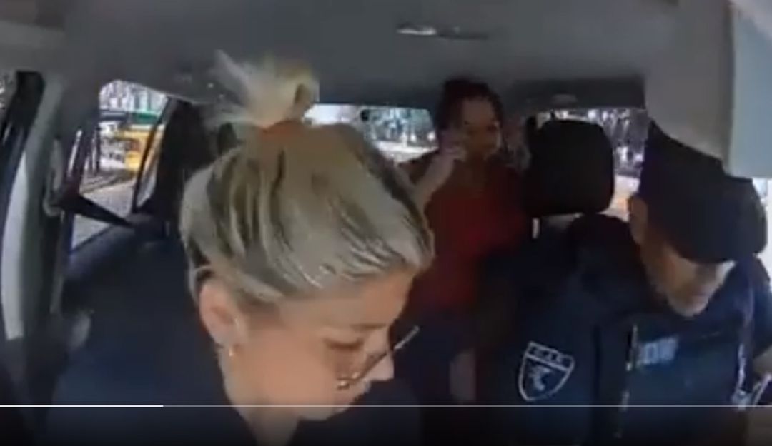 (VIDEO) Dramático: Así fue como Policía salvó de ahogarse a niña de brazos (VIDEO) Dramático: Así fue como Policía salvó de ahogarse a niña de brazos