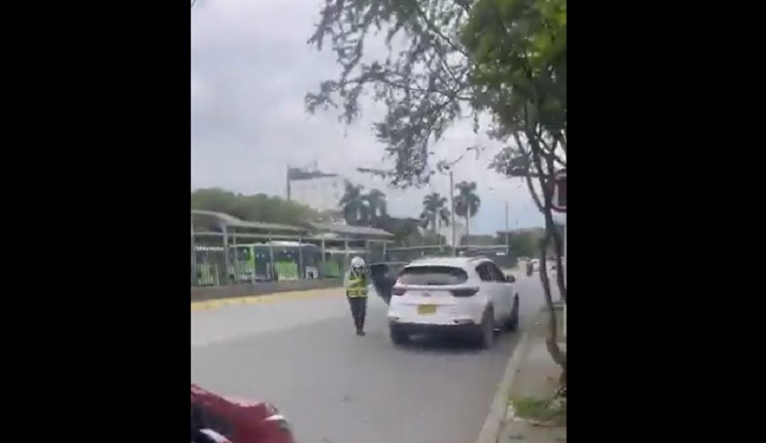 Polémica en Cali por indiferencia de un guarda de tránsito Polémica en Cali por indiferencia de un guarda de tránsito