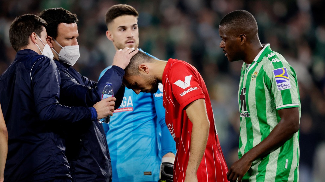 Indignante: Suspenden Betis-Sevilla por impacto a jugador desde las gradas