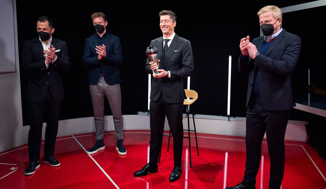 Robert Lewandowski, recibe su segundo trofeo del The Best. Robert Lewandowski, recibe su segundo trofeo del The Best.