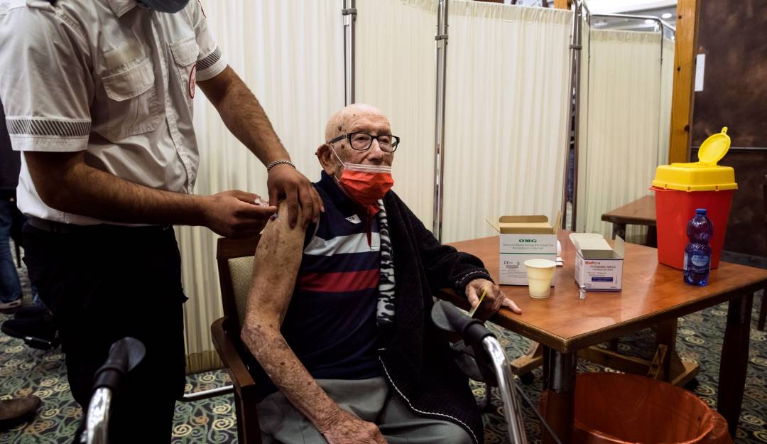 Aplicación de vacunas de refuerzo contra el coronavirus en Israel. Foto: Getty Aplicación de vacunas de refuerzo contra el coronavirus en Israel. Foto: Getty
