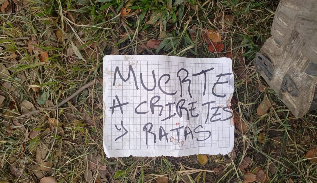 En una de las escenas, fue abandonado un letrero en el que sindican a la víctima de participar en hechos delictivos. En una de las escenas, fue abandonado un letrero en el que sindican a la víctima de participar en hechos delictivos.