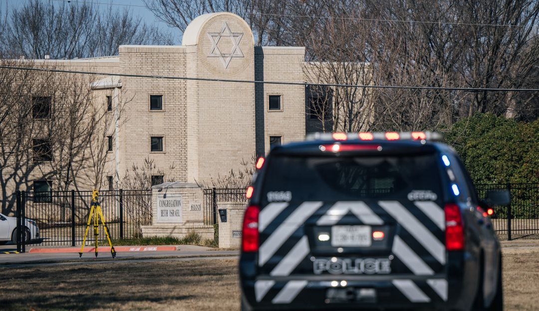 Rehenes de sinagoga en Texas huyeron luego de que arrojaran silla al captor Rehenes de sinagoga en Texas huyeron luego de que arrojaran silla al captor