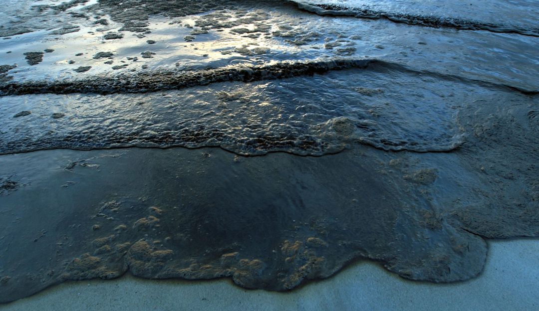 Tras erupción del volcán Tonga el mar de Perú se tiñe de negro por petróleo Tras erupción del volcán Tonga el mar de Perú se tiñe de negro por petróleo