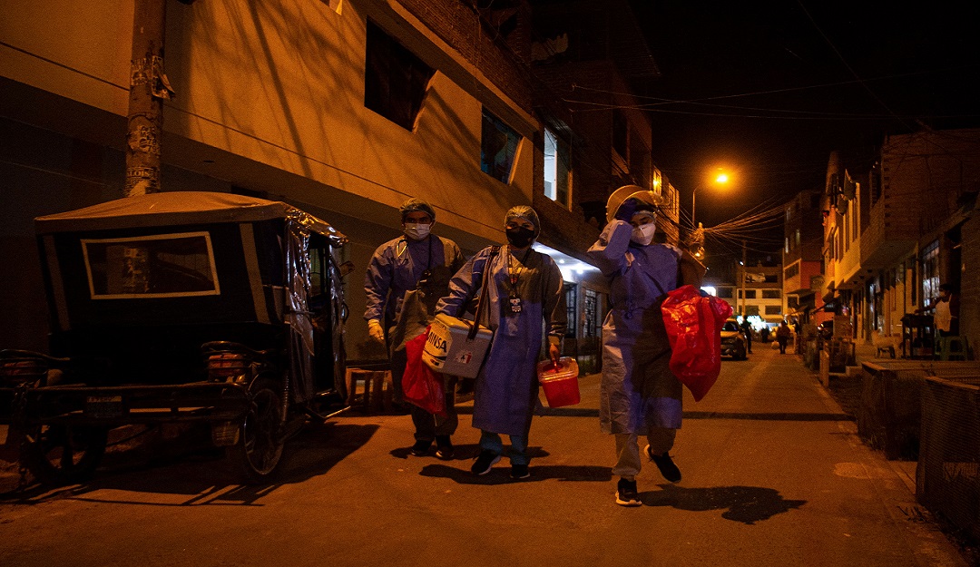 Trabajadores sanitarios peruanos durante la jornada de vacunación nocturna puerta a puerta. Trabajadores sanitarios peruanos durante la jornada de vacunación nocturna puerta a puerta.