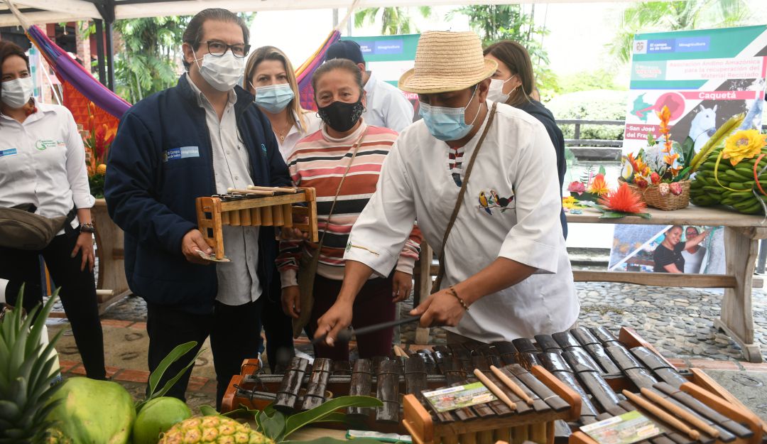 El ministro de Agricultura, Rodolfo Navarro Zea, observa marimbas de chonta producidas en Nariño El ministro de Agricultura, Rodolfo Navarro Zea, observa marimbas de chonta producidas en Nariño