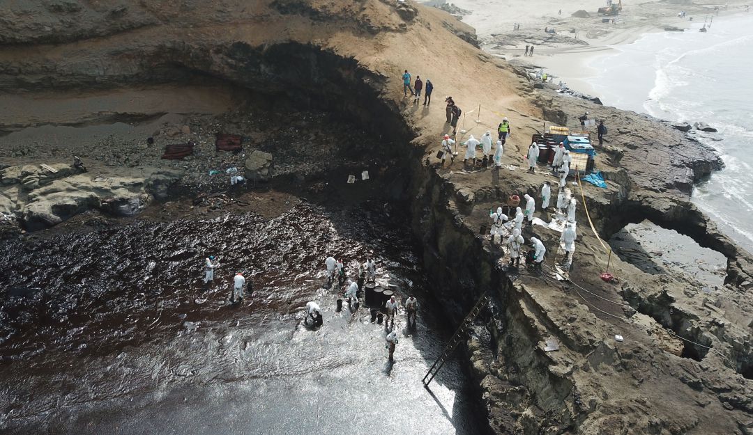 Atención en las playas de Perú tras el derrame de 6.000 barriles de petróleo en la costa. Atención en las playas de Perú tras el derrame de 6.000 barriles de petróleo en la costa.