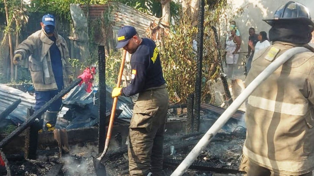 Una niña resultó quemada cuando un desadaptado quemó la casa