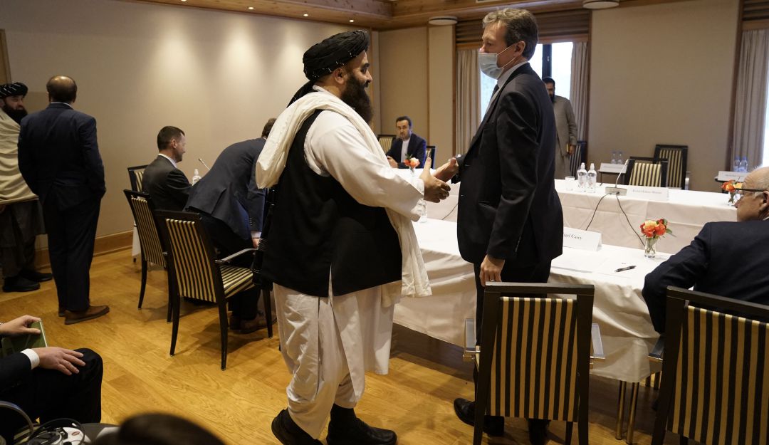 El representane británico con el canciller de los talibanes El representane británico con el canciller de los talibanes