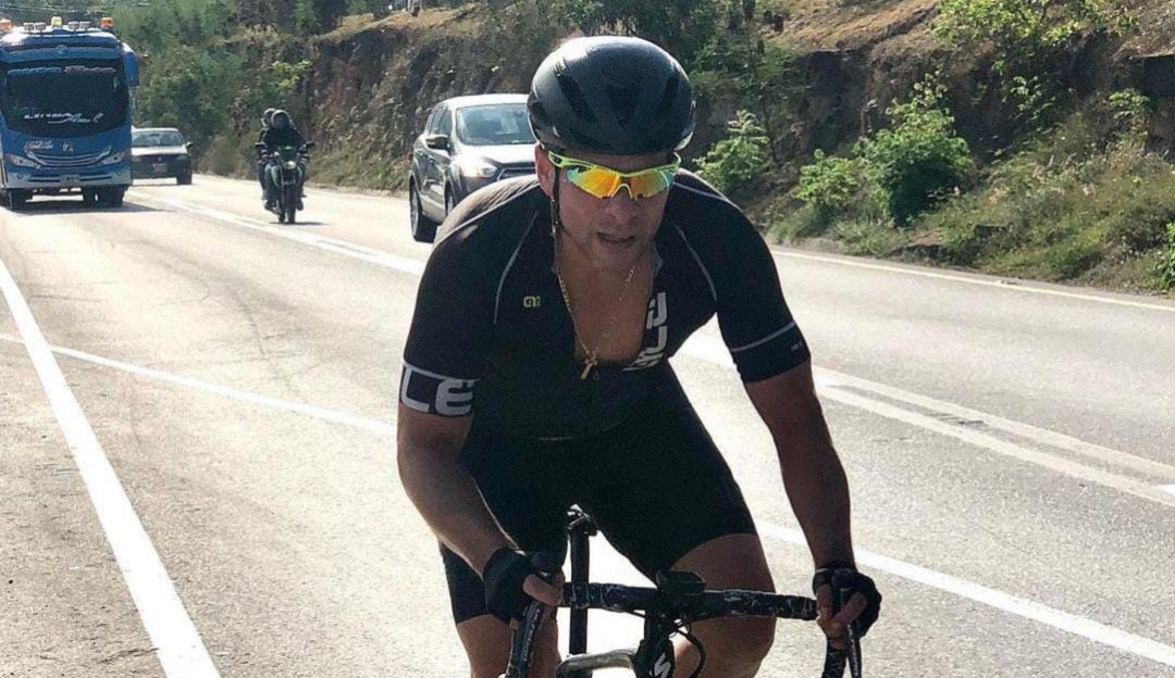 Cirujano Carlo Vallejo en su bicicleta Cirujano Carlo Vallejo en su bicicleta