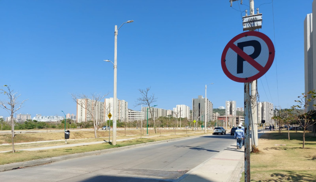 Instalación de la señal que indica prohibido parquear. Instalación de la señal que indica prohibido parquear.