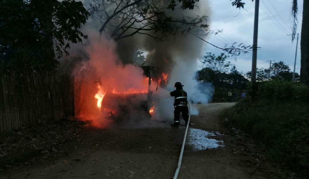 Incendio de una buseta escolar Incendio de una buseta escolar