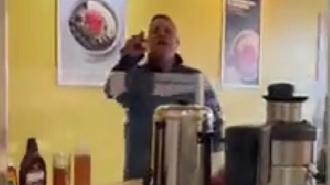"Inmigrantes perdedoras": hombre es despedido por insultar a trabajadoras