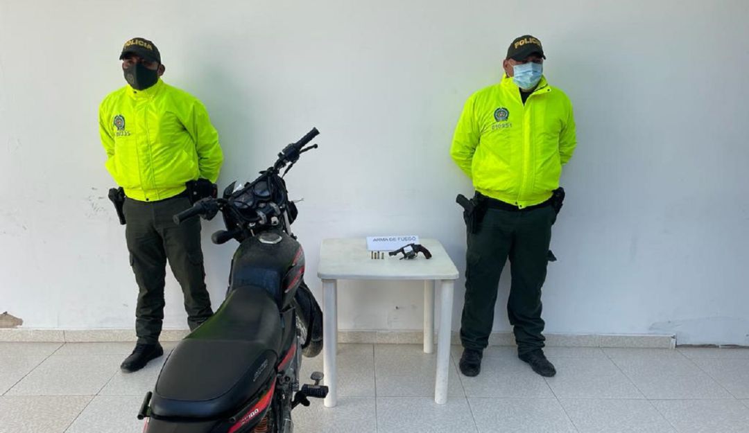En el procedimiento les fue encontrado un celular y dinero producto del Ilícito. Además, fueron incautadas un arma de fuego y una moto En el procedimiento les fue encontrado un celular y dinero producto del Ilícito. Además, fueron incautadas un arma de fuego y una moto