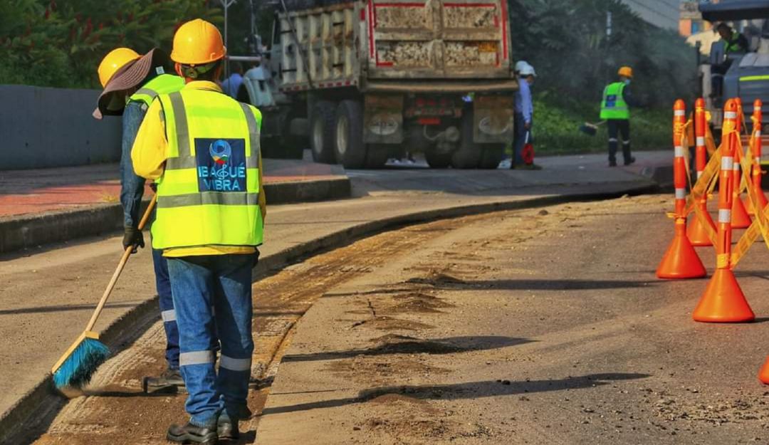 Labores de recuperación vial en la avenida Ambalá Labores de recuperación vial en la avenida Ambalá