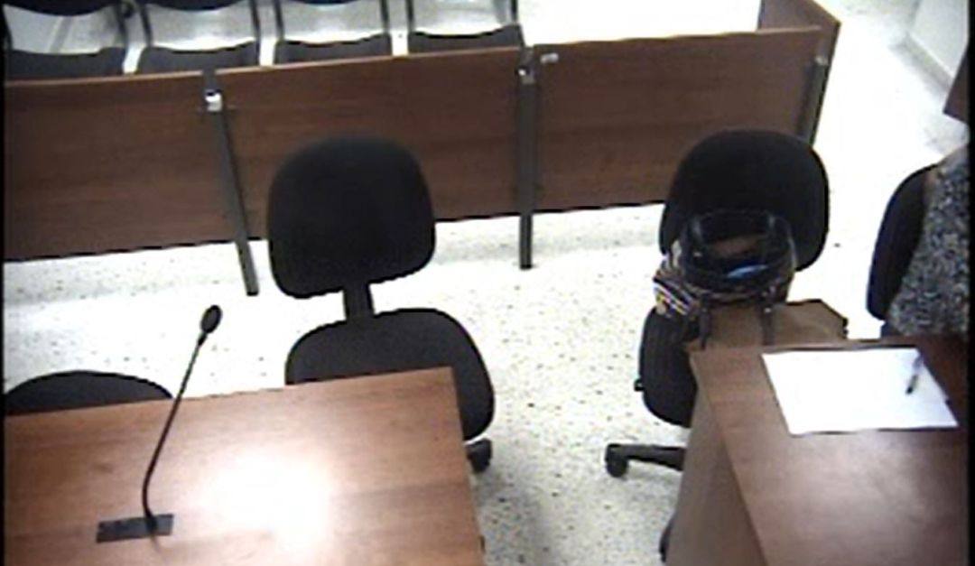 En el receso de una audiencia, una fiscal y un juez coqueteaban y por ello fueron suspendidos un mes de sus cargos En el receso de una audiencia, una fiscal y un juez coqueteaban y por ello fueron suspendidos un mes de sus cargos