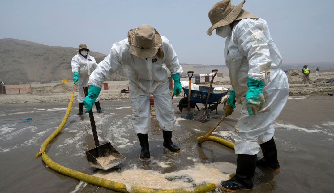Trabajos en el mar del Callao para la limpieza y descontaminación Trabajos en el mar del Callao para la limpieza y descontaminación
