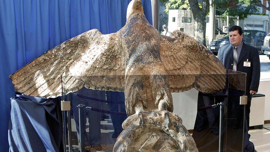 Encrucijada en Uruguay: no saben qué hacer con águila de un acorazado Nazi