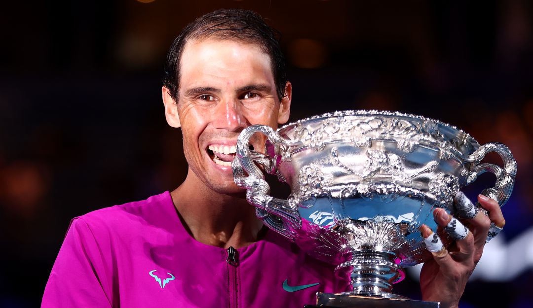 Rafael Nadal festeja con su segundo trofeo del Abierto de Australia y su Grand Slam 21 en su carrera. Rafael Nadal festeja con su segundo trofeo del Abierto de Australia y su Grand Slam 21 en su carrera.