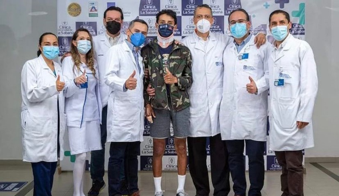 Egan Bernal, de pie junto al grupo médico de la Clínica Unisabana. Egan Bernal, de pie junto al grupo médico de la Clínica Unisabana.