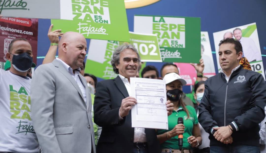 Sergio Fajardo inscribe su candidatura presidencial para participar en la consulta de la Coalición Centro Esperanza Sergio Fajardo inscribe su candidatura presidencial para participar en la consulta de la Coalición Centro Esperanza