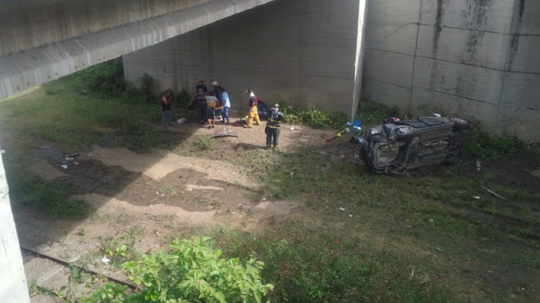 Un carro cayó de un puente en la vía Palmira - Candelaria, Valle