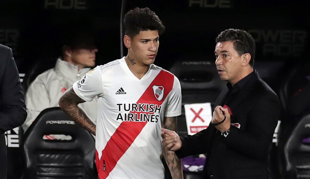Marcelo Gallardo imparte instrucciones a Jorge Carrascal. Marcelo Gallardo imparte instrucciones a Jorge Carrascal.