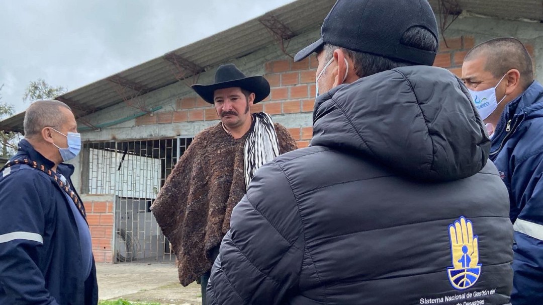 Capacitan comunidades aledañas al Nevado del Ruíz en atención de incendios