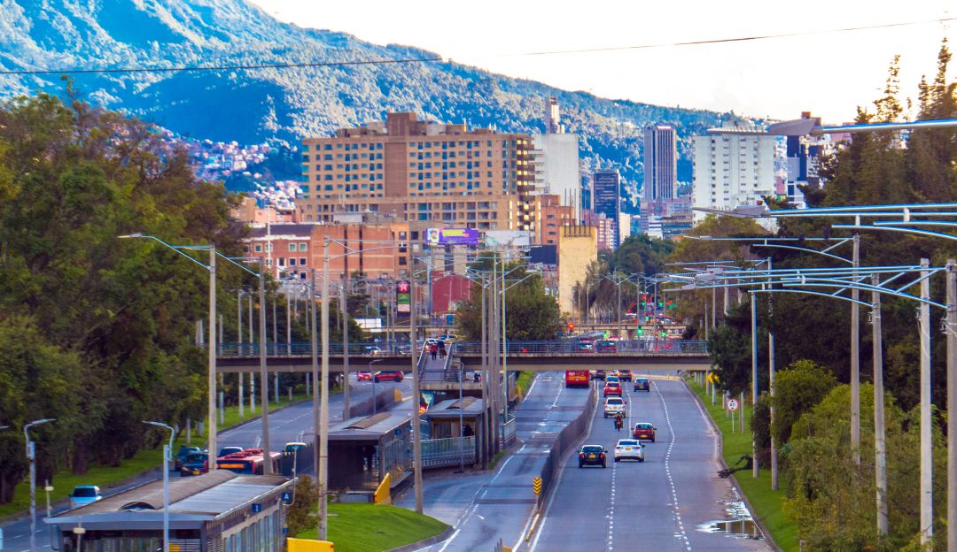 El trafico disminuye y la velocidad aumenta en Bogotá. El trafico disminuye y la velocidad aumenta en Bogotá.
