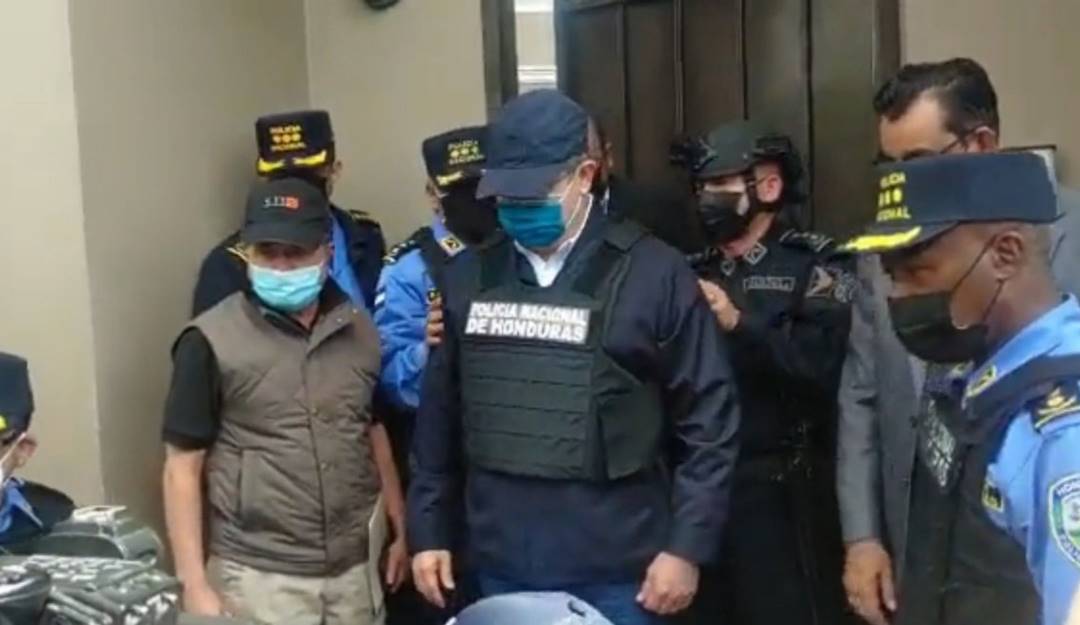 El expresidente hondureño, Juan Orlando Hernández, recibe un chaleco antibalas antes de ser esposado por la Policía. Foto: @PolicíaHonduras Policía de Honduras El expresidente hondureño, Juan Orlando Hernández, recibe un chaleco antibalas antes de ser esposado por la Policía. Foto: @PolicíaHonduras Policía de Honduras