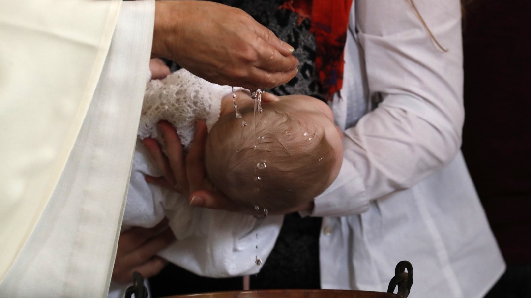 Miles de bautizos invalidados en Arizona por equivocación del sacerdote